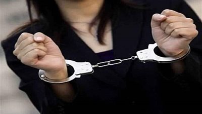 ضبط موظف وزميلته داخل سيارة العمل يقضيان ليلة حمراء