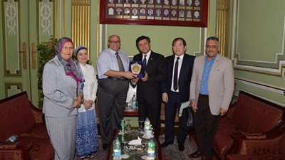 سفير اوزباكستان في زيارة لجامعة عين شمس