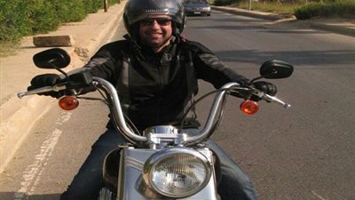 بالصور ..محمد عمر يلتقط انفاسه بقيادة الدراجة البخارية  