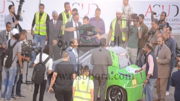 الوزير مع اول سيارة