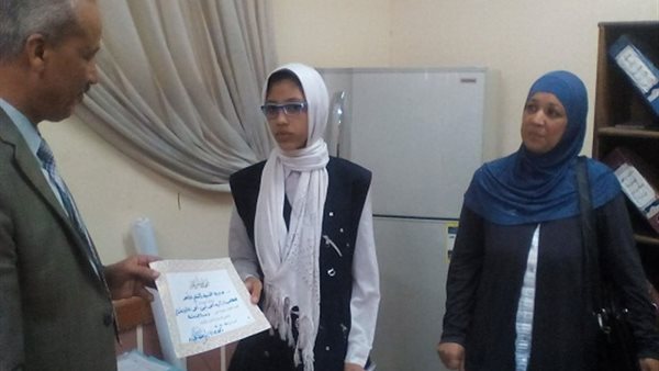 اثناء تكريم الطالبة