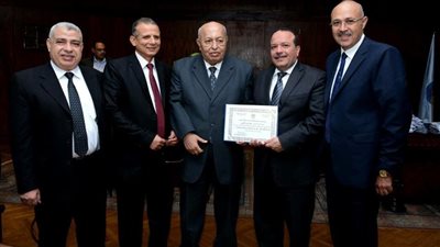 مجلس جامعة طنطا يكرم دكتور محمد الغريب لفوزه بجائزة دكتور سيد عتمان بمجال أمراض النساءوالتوليد