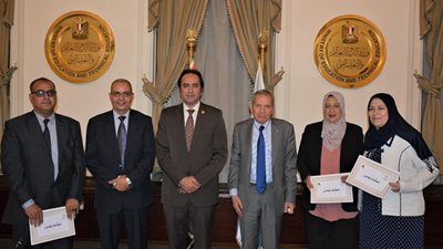 التعليم تكرم مجموعة من المعلمين ومديرى المدارس.. وعمر: أنتم نموذج مشرف 