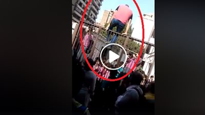 ننفرد بأغرب فيديو فى مدارس مصر ..معلم يقود طلابه للقفزمن على أسوار المدرسة وكأنه مدرب سيرك.. 