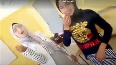 بالفيديو | مكافأة لمن يرشد عليهن.. فضيحة هؤلاء الطالبات حولوا الفصل الى 