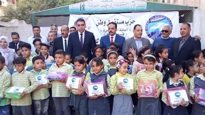 بالصور.. حزب مستقبل وطن  يقوم بتوزيع حقائب مدرسية علي طلاب مدارس القاهرة