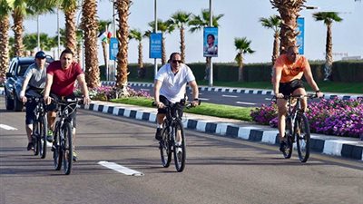 بالصور.. السيسى يتجول بالدراجة فى شرم الشيخ