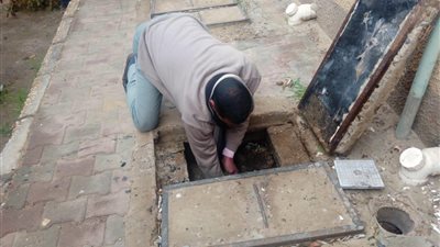 تحية وتقدير.. الناظر والمعلمون ينظفون بالوعة الصرف بمدرستهم.. ويرفضون مشاركة الطلاب خوفا عليهم