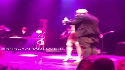 بالفيديو.. شاهد رد فعل نانسى عجرم بعد تقبيل شاب لها بحفلها فى لندن 