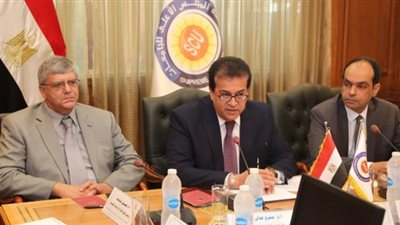 وزير التعليم العالي يستعرض مشاركة ثلاثة آلاف طالب وطالبة في دورات الصداقة