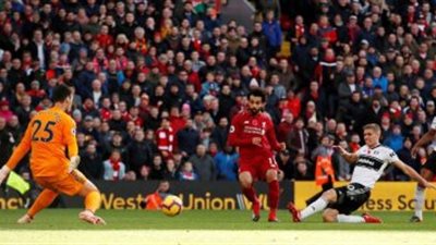 محمد صلاح يسجل هدف ليفربول في مرمي فولهام لتصبح النتيجة 1 - 0 بالشوط الأول