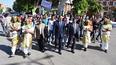 جامعة سوهاج تنظم مسيرة طلابية للمتحف القومي لدعم وتنشيط السياحة