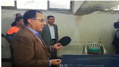 بالفيديو.. تلميذة تهزم رئيس الوزراء في مبارة لتنس الطاولة