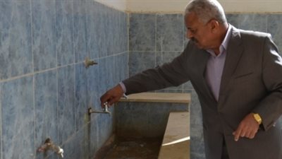 محافظ السويس يتفقد مدرسة بعد ظهور ثعابين داخلها.. ويتخذ إجراءات عقابية بحق المسئولين عن المدرسة