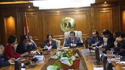 وزير التعليم العالى يبحث آليات التعاون الطبى والصحى مع وفد من منظمة رؤساء الشركات الفرنسية