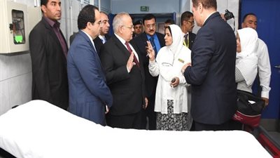 رئيس جامعة القاهرة يكافئ ممرضة منعته من دخول وحدة القسطرة 
