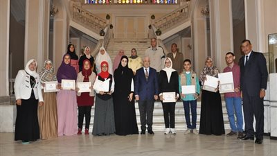 شوقي يكرم الطلاب الفائزين في مسابقة تحدى القراءة العربى لعام 2017-2018