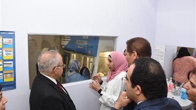 رئيس جامعة القاهرة يكافئ أخصائية تمريض منعته من دخول وحدة قسطرة القلب دون إرتداء ملابس التعقيم