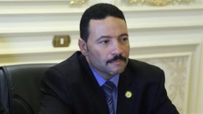 عبدالرحمن برعى ينتصر للمعلمين.. طلب احاطة برفع جزاء خصم شهر من مرتب كبير معلمين بالمنوفية.. بعد دفاعه عن المعلمين امام المحافظ