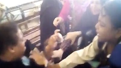  شاهد.. مدرسة تتحاول لساحة معركة بين معلم وولية أمر 