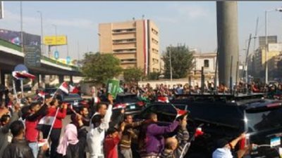 مواطنون يستقبلون موكب بن سلمان بهتافات :مصر والسعودية إيد واحدة 