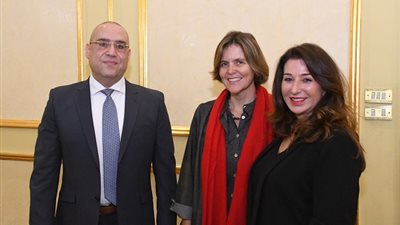 نائب وزير الإسكان يوقع اتفاقية مع 