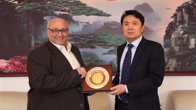 رئيس جامعة عين شمس يبحث سبل التعاون المرتقب مع الأكاديمية الطبية بمدينة تيانجين الصينية