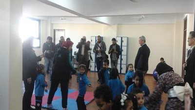 شوقى يشاهد الأنشطة الطلابية بالمدرسة المصرية اليابانية بالعبور