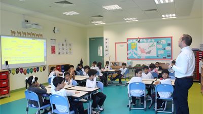 الامارات تعلن عن حاجتها الى معلمين مصريين.. ننشر التخصصات