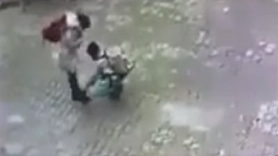 تلميذ يربط حذاء زميلته من ذوى القدرات الخاصة يشعل فيسبوك