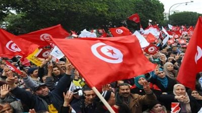 آلاف المعلمين بتونس يتظاهرون للمطالبة بزيادة مرتباتهم ومكافآتهم