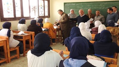 وكيل تعليم المنوفية يوزع مطبوعات مبادرة الـ 100 مليون صحة بالمدارس