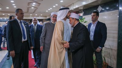   وزير خارجية الإمارات يقبل رأس الإمام الأكبر بمشيخة الأزهر .. 