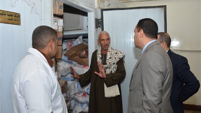 نائب رئيس جامعة أسيوط فى جولة مفاجئة على المطعم المركزى