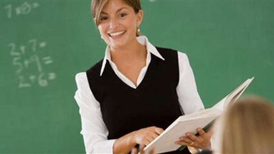 بالفيديو.. القبض علي معلمة تقص شعر طلابها بالقوة وتطارد الأخرين