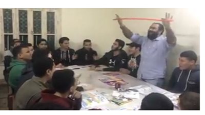  بالفيديو.. معلم يشرح للطلاب بطريقته 