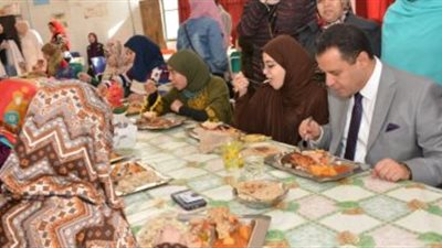 نائب رئيس جامعة أسيوط يتناول الغداء مع طالبات المدينة الجامعية  