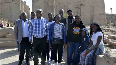  بالصور.. نائب محافظ الأقصر يستقبل رئيس جمهورية زامبيا الأسبق وأسرته