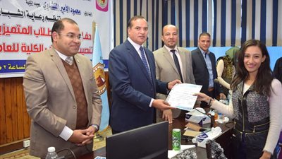 صيدلة سوهاج تكرم طلابها المتميزين وتحتفل بتنصيب اتحاد طلابها