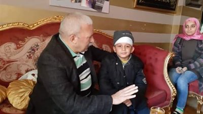 رئيس المعاهد القومية يطمئن على الطالب المصاب من مدرسة ليسيه الحرية بالزمالك بمنزله.. 