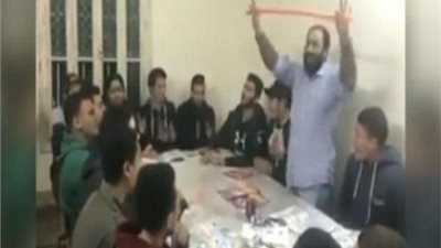 فيديو : المدرس الراقص : الاغانى هى افضل طريقة للتعليم ..تامر امين : بلاش تمسك 