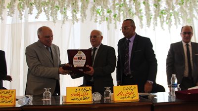 محافظ بورسعيد : صرف 500 جنيها لهؤلاء المعلمين والمعلمات