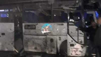 شاهد.. الصور الأولى لحافلة السياح المستهدفة في تفجير الهرم