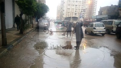 تكثيف أعمال كسح المياه بالإسكندرية بعد هطول أمطار غزيرة.. 