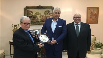 رئيس جامعة عين شمس يكرم السفير المصري بسلطنة عمان