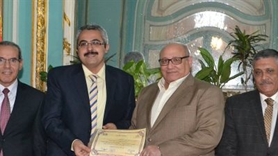 رئيس جامعة عين شمس يكرم  16 باحث بلجنة البحوث التطبيقية