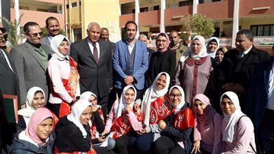 محمد عمر يتفقد مدارس ومعلمى محافظة الوادي الجديد  