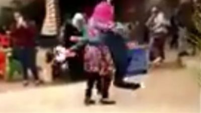 طالب يحتضن زميلته امام زملائهما بآداب المنصورة