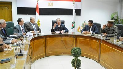 محافظ سوهاج  يلتقي وفد بنك مصر لتفعيل السداد الإلكتروني