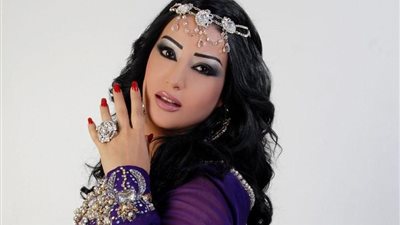 سمية الخشاب تكشف حقيقة زواج عامين من مدحت صالح